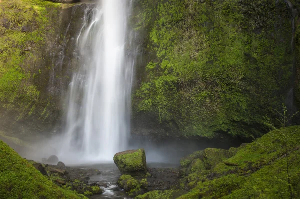 Cascadas borrosas en movimiento — Foto de Stock