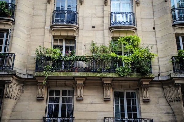 Paris prédio de apartamentos — Fotografia de Stock