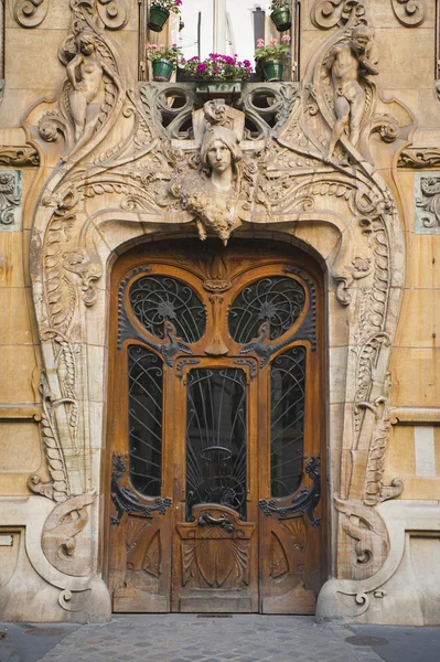 Old beaux-arts doors in Paris, France — Stock Photo, Image