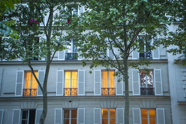 Już w godzinach wieczornych, budynki mieszkalne w Paryżu — Zdjęcie stockowe