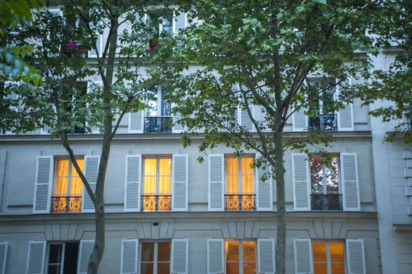 Erken akşam, Paris'teki apartman binaları — Stok fotoğraf