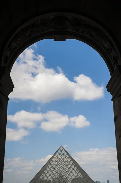 Piramida Louvre melihat melalui lengkungan lubang kunci — Stok Foto