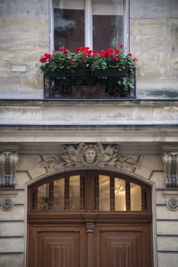 çiçekler yukarıda eski kapı, paris, Fransa