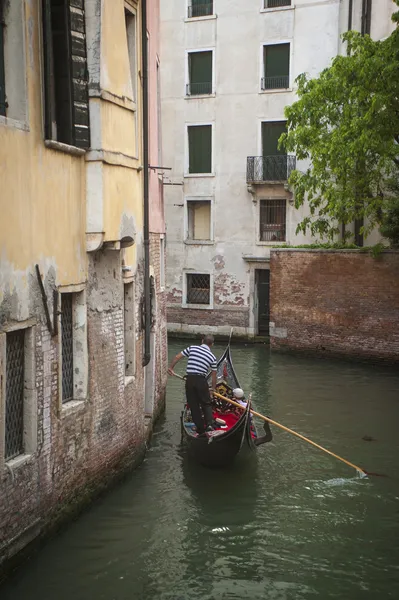 Gondola v canal, Benátky, Itálie — Stock fotografie