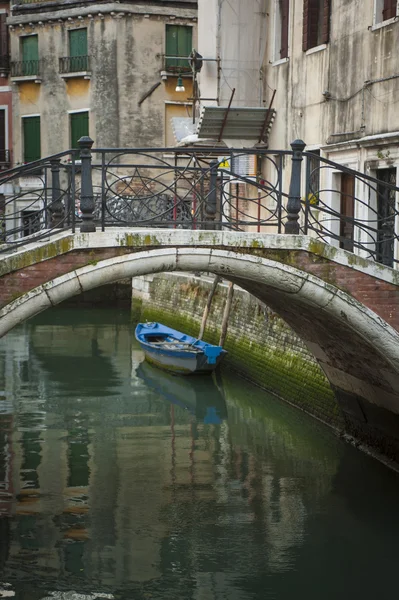 運河、ヴェネツィア、イタリアの上の橋します。 — ストック写真