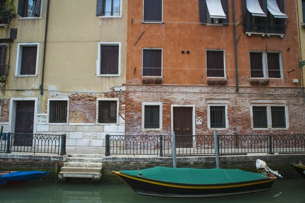 Apartamentos em um canal, Veneza, Itália — Fotografia de Stock
