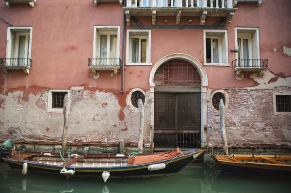 Appartementen op een canal, Venetië, Italië — Stockfoto
