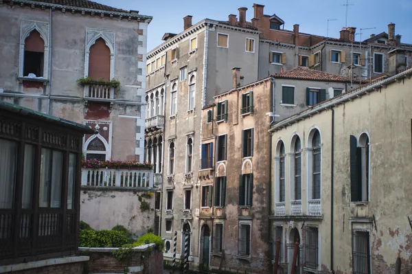 Appartementen op een canal, Venetië, Italië — Stockfoto