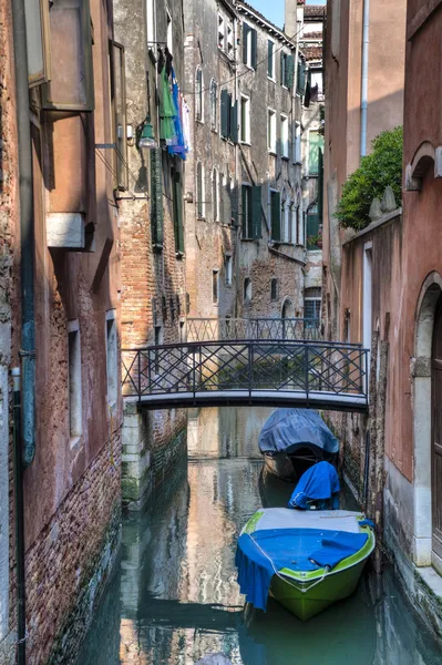 Apartments on a canal, Venice, Italy — Stock Photo, Image