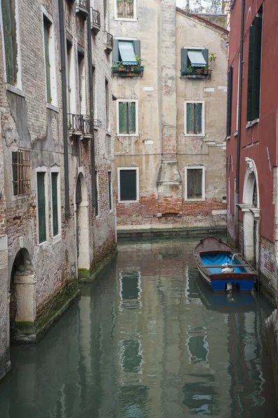 Lägenheter på en canal, Venedig, Italien — Stockfoto