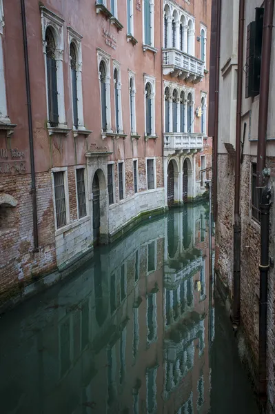 Appartementen op een canal, Venetië, Italië — Stockfoto