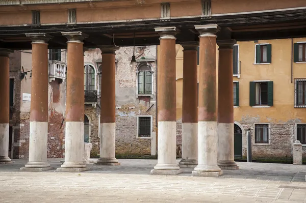 Colonnade och byggnader, Venedig — Stockfoto