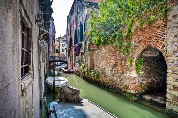 Apartamentos em um canal, Veneza, Itália — Fotografia de Stock