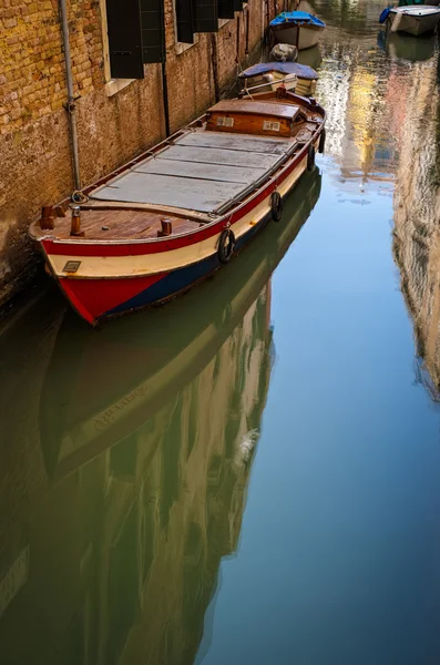 運河、ヴェネツィア、イタリアでのボートします。 — ストック写真