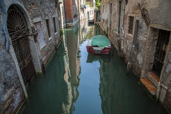 Appartements sur un canal, Venise, Italie — Photo