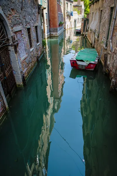 Apartments on a canal, Venice, Italy — Stock Photo, Image