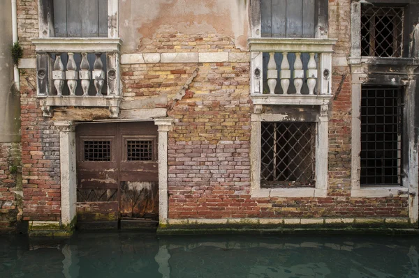 運河、ヴェネツィア、イタリアのアパート — ストック写真