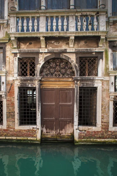 Apartamentos en un canal, Venecia, Italia — Foto de Stock