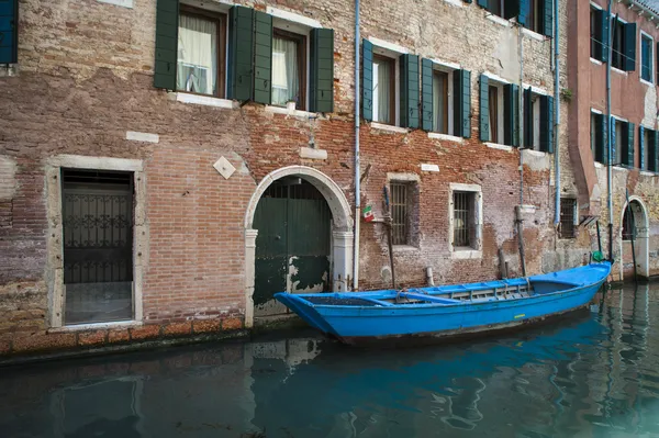 Apartamentos en un canal, Venecia, Italia —  Fotos de Stock