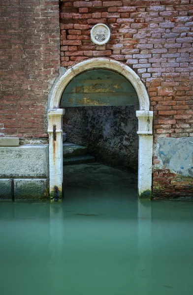 Porta arqueada em um canal, Veneza, Itália — Fotografia de Stock