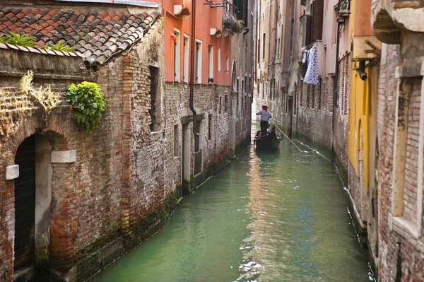 ゴンドラで運河、ベニス、イタリア — ストック写真