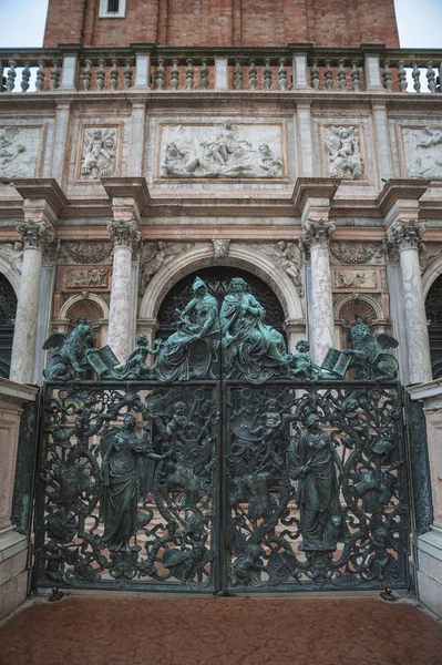 Gesneden poort naar san marco klokkentoren, Venetië — Stockfoto