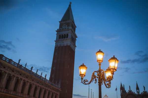 San marco bell tower, gatubelysningen, Venedig — Stockfoto