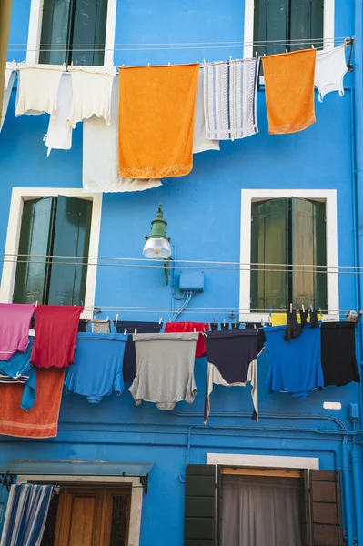 Lavanderia appesa fuori una casa blu, Burano, Italia — Foto Stock