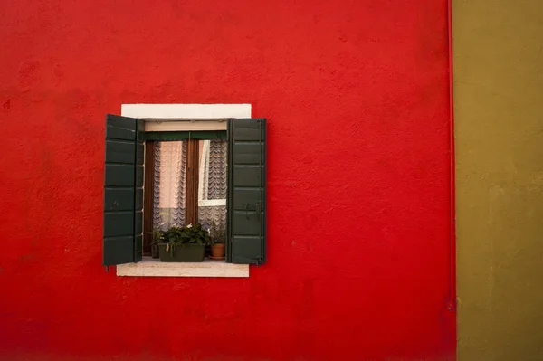 Janela em uma parede vermelha, Burano, Itália — Fotografia de Stock