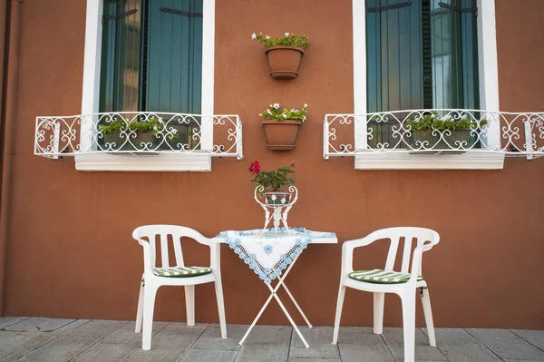 Mesa y sillas fuera de una casa, Burano, Italia — Foto de Stock