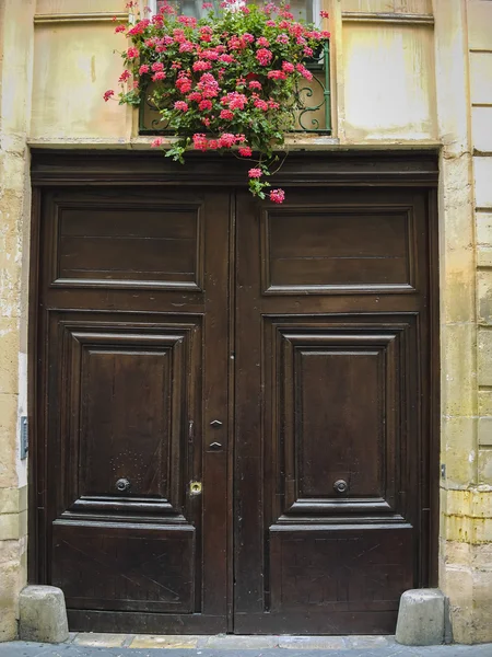 오래 된 문, 파리, 프랑스 위에 꽃 — 스톡 사진