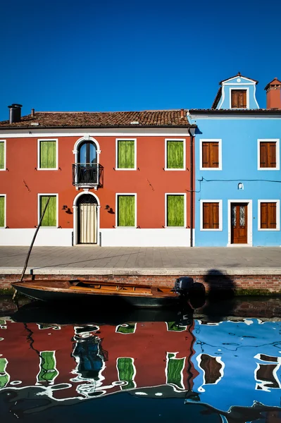 Canal, boat and houses, Burano, Italy — Stock Photo, Image