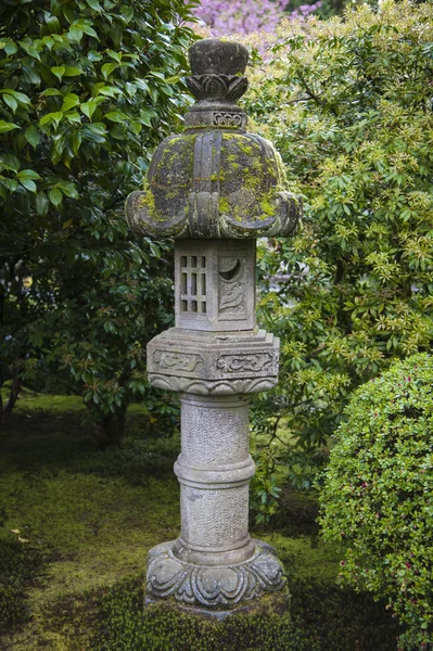 bir Japon bahçesi türbe