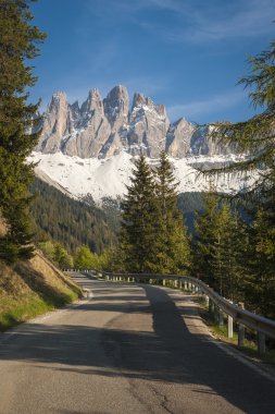 yol Dolomit dağlarda, İtalya