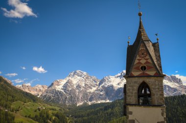 Kilise ve çan kulesi, Tirol bölgesinin İtalya