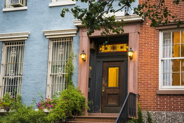 Edifícios de apartamentos antigos, Greenwich Village, Nova Iorque — Fotografia de Stock