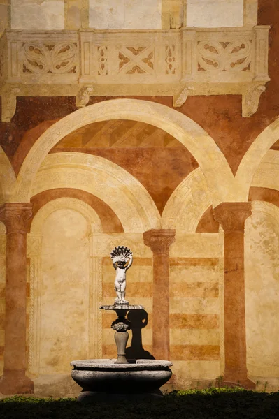 रंगीत इटालियन पार्श्वभूमीसह करुबचा पुतळा — स्टॉक फोटो, इमेज