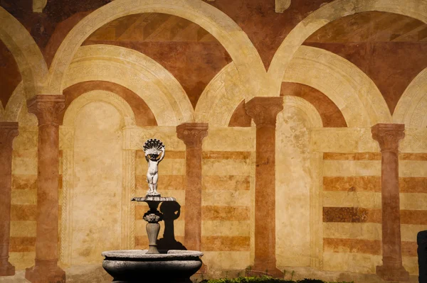 Standbeeld van cherub met geschilderde Italiaanse achtergrond — Stockfoto