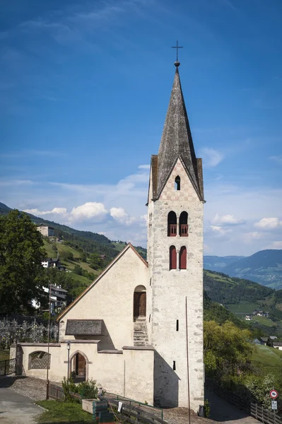 Kerk en toren, Tiroler regio van Italië — Stockfoto