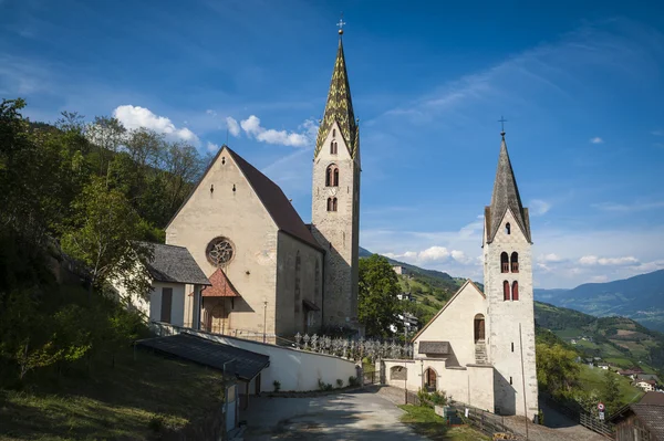 Kirche und Kirchturm, Tiroler Region Italien — Stockfoto