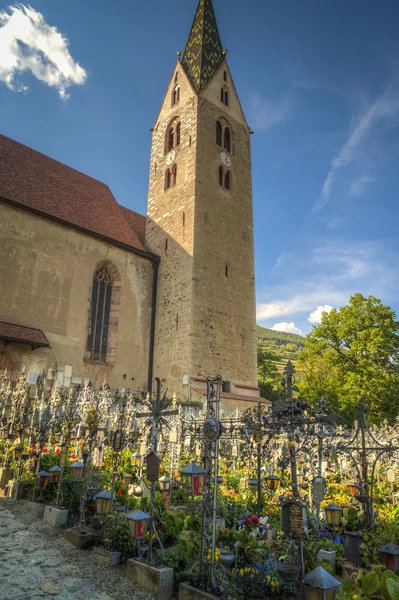 Kerk en begraafplaats, Tiroler regio van Italië — Stockfoto