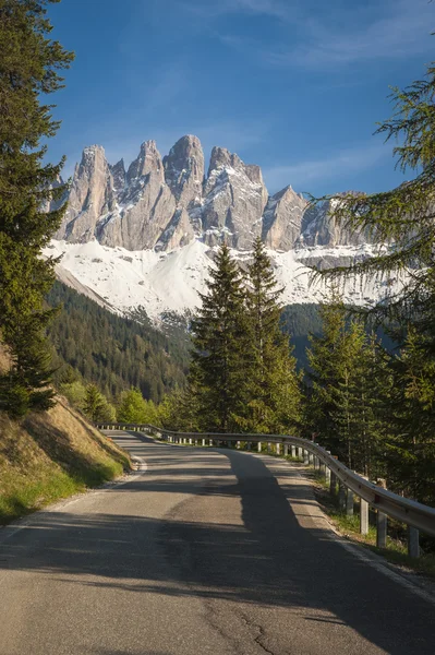 Carretera en las montañas Dolomitas, Italia — Foto de Stock