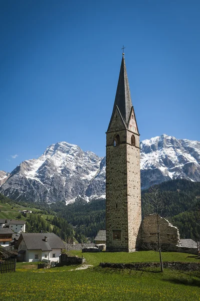 Kilise ve çan kulesi, Tirol bölgesinin İtalya — Stok fotoğraf