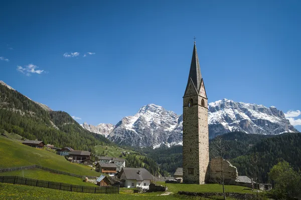 Templom és torony, tiroli régió Olaszország — Stock Fotó