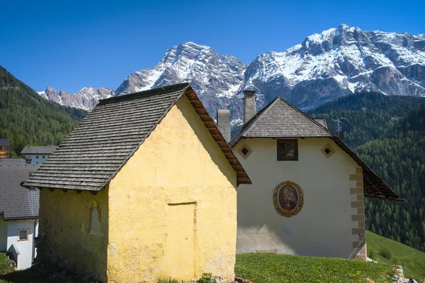 Houses in Tyrolean region of Italy — Stock Photo, Image