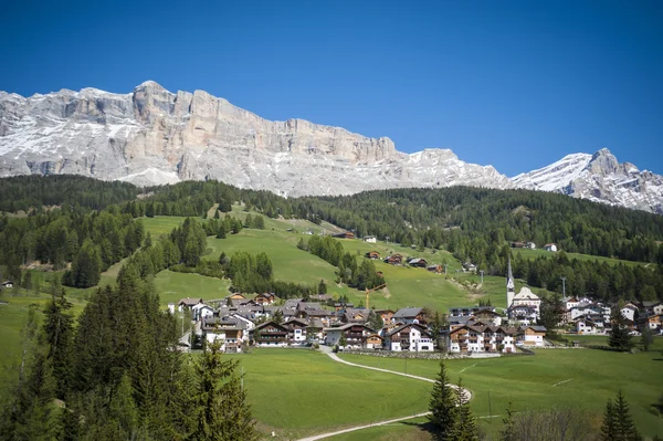 Górskiej miejscowości, tyrolskim regionie północnych Włoch — Zdjęcie stockowe