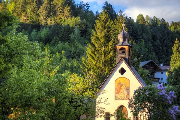 Schattig kerk in klein Italiaans dorpje — Stockfoto