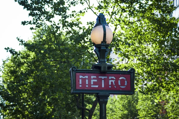 Знак для метро, Париж, Франция — стоковое фото