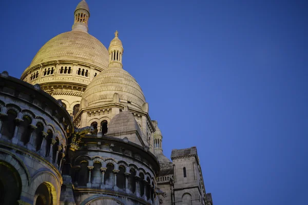 在晚上，巴黎圣心大教堂大教堂法国 — 图库照片
