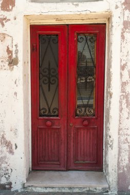 Kırmızı ahşap kapı